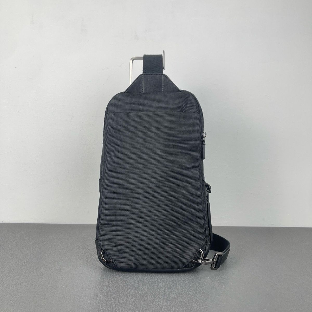 Casual Nylon Chest Bag for Men - Sling Backpack Shoulder のレビューと価格